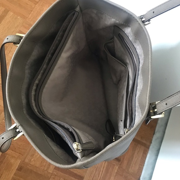 Michael Kors Tote in nearly excellent condition. Back to work, new moms, travel! - Picture 3 of 5